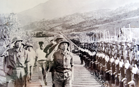 Đại tướng Võ Nguyên Giáp duyệt đội danh dự Trung đoàn 174 khi về thăm Trung đoàn (năm 1978).
