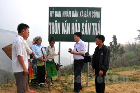 Phóng viên Báo Yên Bái tác nghiệp ở vùng cao Trạm Tấu.
