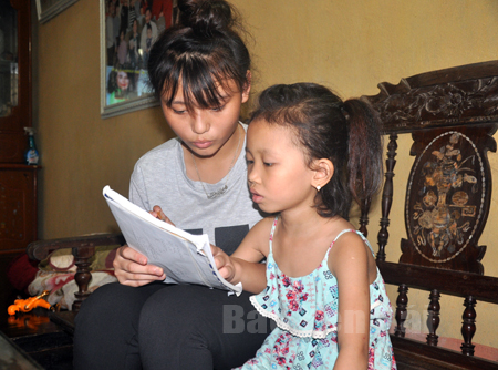 Ngoài giờ lên lớp, Diệu Linh giúp ông bà việc nhà và dạy em học bài.