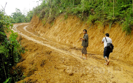 Những con đường mới mở ở xã Púng Luông (Mù Cang Chải) giúp người dân đi lại thuận lợi hơn.
