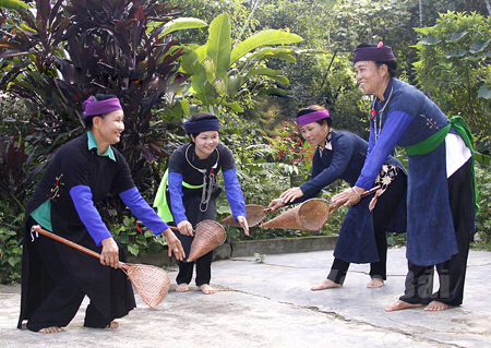 Đội văn nghệ Tày Khao, thôn Gốc Quân, xã Đông Cuông (Văn Yên) luyện tập điệu múa xúc tép.