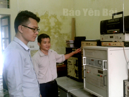 Cán bộ, nhân viên Đài Truyền thanh - Truyền hình huyện Trấn Yên trực phát sóng.

