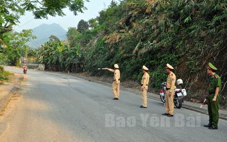 Lực lượng Cảnh sát Giao thông huyện Lục Yên tăng cường hoạt động tuần tra, kiểm soát.