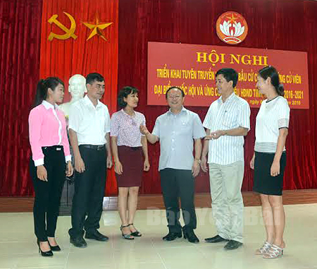 Ông Giàng A Chu - Phó Chủ tịch Hội đồng Dân tộc Quốc hội (thứ 3 bên phải) trao đổi công tác tuyên truyền vận động bầu cử với các đại biểu.
