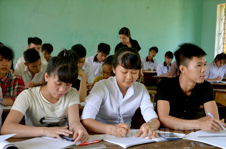 Các em học sinh lớp 12 Trường THPT Sơn Thịnh (Văn Chấn) tập trung ôn thi chuẩn bị cho kỳ thi THPT quốc gia 2016.