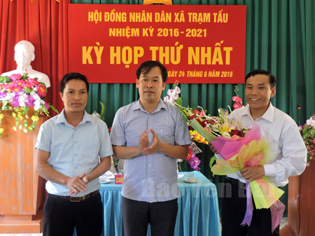 Lãnh đạo huyện Trạm Tấu tặng hoa chúc mừng lãnh đạo HĐND, UBND khóa mới của xã Trạm Tấu.