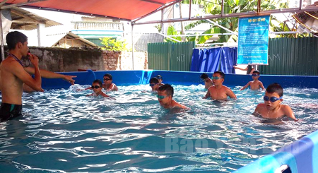 Bể bơi của thầy giáo Phạm Việt Cường tại tổ dân phố 1, phường Tân An.
