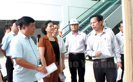 Đồng chí Chủ tịch UBND tỉnh Phạm Thị Thanh Trà kiểm tra tiến độ thi công Bệnh viện Đa khoa tỉnh quy mô 500 giường.
