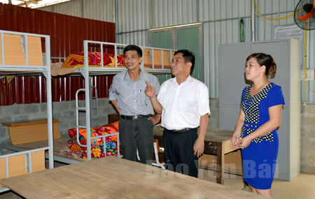 Lãnh đạo Đảng ủy xã và Trường Phổ thông Dân tộc bán trú THCS xã Yên Thành kiểm tra phòng ở nội trú của học sinh.