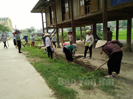 Hàng tháng, các hội viên phụ nữ xã Nghĩa Phúc đều tích cực tham gia vệ sinh đường làng, ngõ xóm, tạo cảnh quan môi trường sạch đẹp.
