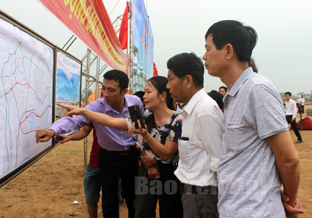 Nhân dân theo dõi công bố quy hoạch các công trình trọng điểm trên địa bàn thành phố Yên Bái.
