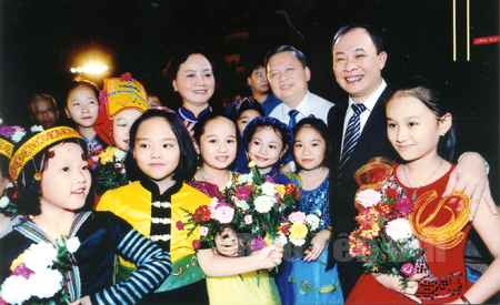 Các đồng chí Thường trực Tỉnh ủy Yên Bái với thiếu nhi các dân tộc trong lễ hội chào mừng thành công Đại hội Đảng bộ tỉnh lần thứ XVIII.
