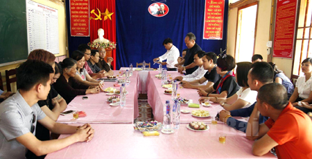 Đoàn công tác của Sở Giáo dục và Đào tạo cùng các thành viên của Quỹ làm việc với lãnh đạo xã Nà Hẩu.