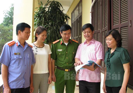 Ông Nguyễn Huy Cường (thứ 2 từ phải sang) trao đổi những điểm mới của BLDS với lãnh đạo các ngành, đoàn thể.

