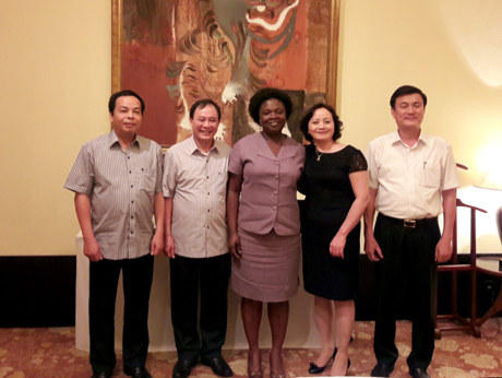 Các đồng chí lãnh đạo tỉnh Yên Bái chụp ảnh lưu niệm với bà Victoria Kwakwa- Phó chủ tịch WB phụ trách khu vực Đông Á - Thái Bình Dương.