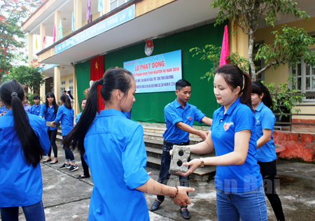 Ngay sau Lễ phát động, các đoàn viên, thanh niên đã tham gia vận chuyển vật liệu khởi công xây dựng sân khấu ngoài trời tại Trường THCS Tân Thịnh.