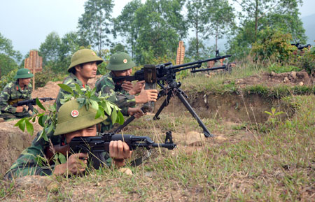 Cán bộ, chiến sỹ Trung đoàn 121 thực hành thực binh trong diễn tập.