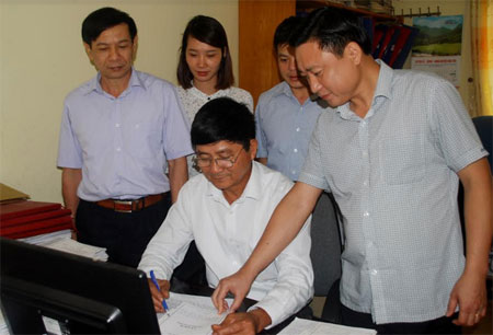 Đồng chí Nguyễn Kiều Phương - Phó Bí thư Thường trực Huyện ủy Văn Yên (bên phải) trao đổi về công tác xây dựng Đảng với cán bộ Ban Tổ chức Huyện ủy.