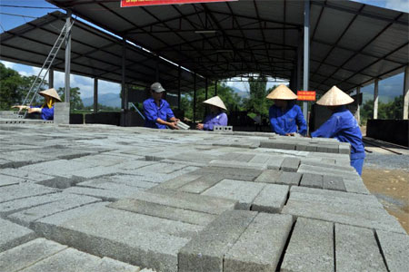 Thị xã Nghĩa Lộ khuyến khích phát triển sản xuất vật liệu xây dựng thân thiện với môi trường.
