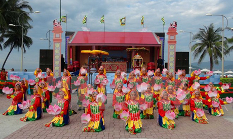 Biểu diễn múa Lục cúng hoa đăng tại lễ hội.