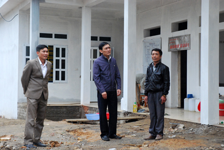 Lãnh đạo xã và các ngành của huyện Văn Yên kiểm tra tiến độ xây dựng công trình Trạm Y tế xã Yên Hợp.
