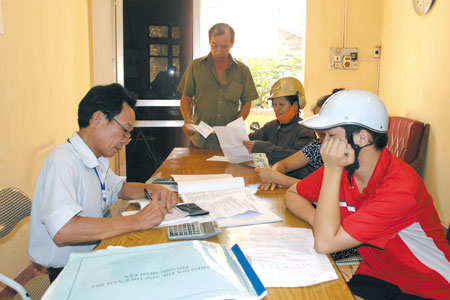 Người dân đến Đội Thuế phường Minh Tân, thành phố Yên Bái để nộp thuế.
