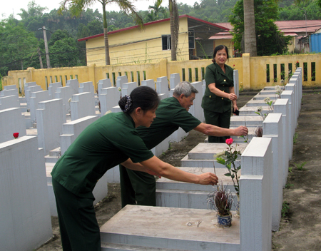Cựu chiến binh xã Minh Bảo, thành phố Yên Bái thăm viếng Nghĩa trang Liệt sỹ xã Minh Bảo.