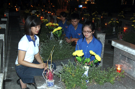 Đoàn viên, thanh niên thành phố Yên Bái thắp nến tri ân tại Nghĩa trang Liệt sỹ tỉnh.