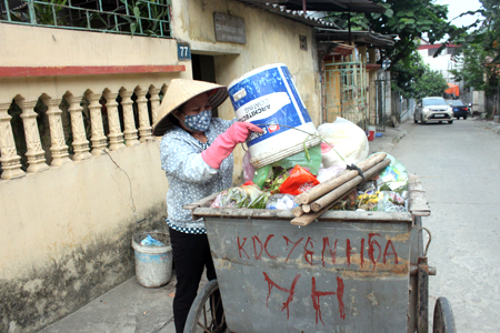 Bà Nguyễn Thị Chạm thu gom rác tại khu dân cư Yên Hòa, phường Yên Ninh, thành phố Yên Bái.