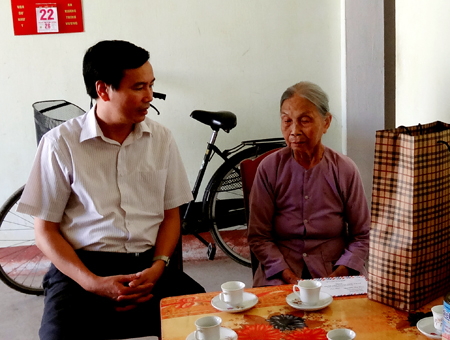 Lãnh đạo huyện Văn Chấn thường xuyên thăm hỏi các gia đình chính sách, người có công nhân dịp lễ, tết.