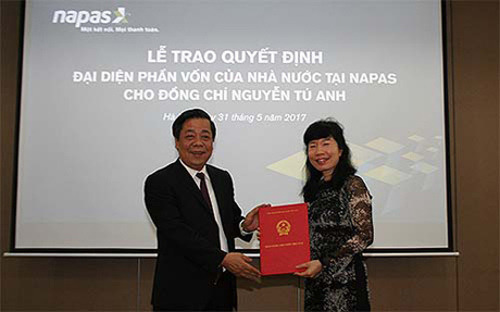 Lãnh đạo Ngân hàng Nhà nước trao quyết định đại diện phần vốn Nhà nước tại NAPAS cho bà Nguyễn Tú Anh hồi tháng 5/2017.