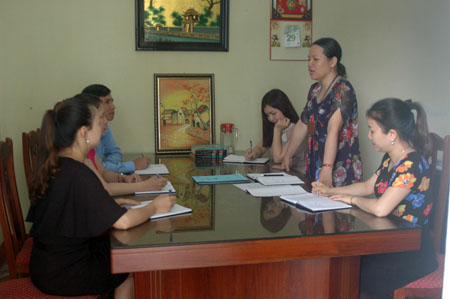 Cô giáo Hoàng Thị Vân Mai trao đổi nghiệp vụ với các thầy, cô giáo Trung tâm Dạy nghề Văn hóa - Nghệ thuật và Du lịch tỉnh.