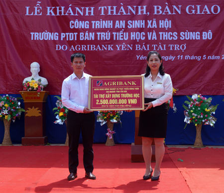 Lãnh đạo Agribank Yên Bái trao tiền tài trợ công trình Trường Phổ thông Dân tộc bán trú Tiểu học và THCS Sùng Đô, huyện Văn Chấn.