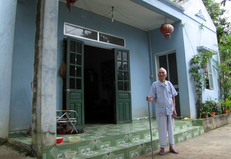 Hội viên Nguyễn Văn Phú ở tổ 1, khu Cầu A, thị trấn Mậu A bên ngôi nhà nghĩa tình đồng đội.