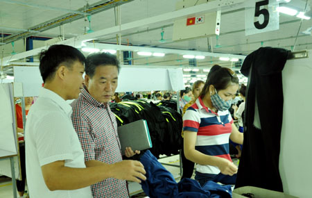 Đồng chí Nguyễn Đức Điển - Phó chủ tịch UBND huyện Yên Bình (bên trái) thăm Nhà máy May DaeSeung.

