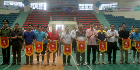 Ban tổ chức trao cờ lưu niệm cho các đội tham dự Giải bóng bàn các Câu lạc bộ tranh cúp Liên đoàn tỉnh Yên Bái lần thứ XVII, năm 2017.