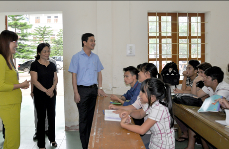 Đồng chí Dương Văn Tiến - Phó Chủ tịch UBND tỉnh thăm và động viên các em học sinh ôn luyện tại Trường THPT Trạm Tấu.