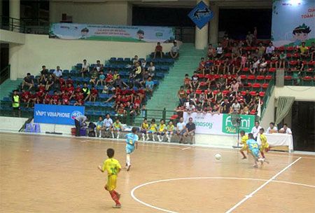 Các cầu thủ nhí thi đấu tại Giải Bóng đá thiếu niên nhi đồng toàn quốc năm 2017 tại Yên Bái.