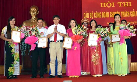 Chị Hà Thị Lệ Hoài (ngoài cùng bên trái) trong lễ trao giấy chứng nhận đạt giải tại Hội thi Cán bộ chuyên trách công đoàn giỏi năm 2015.