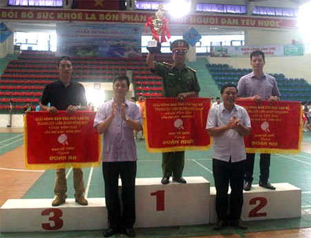 Ban tổ chức trao cúp nhất toàn đoàn cho CLB Công an huyện Trấn Yên.