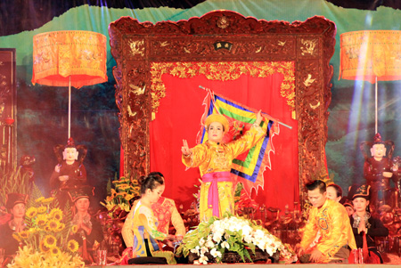 Màn trình diễn giá hầu ông Hoàng Mười tại Festival Thực hành tín ngưỡng thờ Mẫu Thượng ngàn.  (Ảnh: Lê Thương)