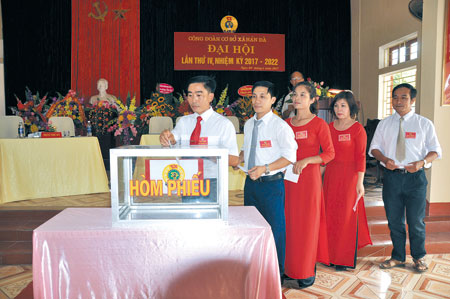 Các đại biểu tham gia bỏ phiếu bầu Ban Chấp hành CĐCS xã Hán Đà khóa IV, nhiệm kỳ 2017 - 2022.