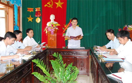 Lãnh đạo Ủy ban Kiểm tra Huyện ủy Mù Cang Chải triển khai nhiệm vụ công tác kiểm tra, giám sát.