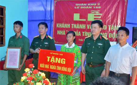 Đại tá Nguyễn Quang Trung - Phó Chính ủy Lữ đoàn 168 trao Quyết định và bàn giao nhà cho gia đình chiến sỹ Vàng A Nhà.