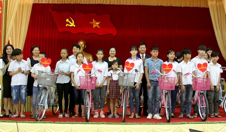 Prudential trao tặng 15 xe đạp cho các em nhỏ có hoàn cảnh khó khăn, đạt thành tích cao trong học tập.