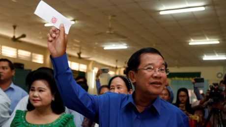 Đảng Nhân dân Campuchia chiến thắng ở vòng bầu cử xã, phường ảnh 1
Thủ tướng Hun Sen đi bỏ phiếu ở tỉnh Kendal ngày 4-6 -2017.