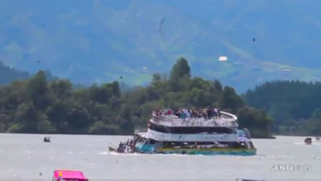 du thuyen colombia bi dam 9 nguoi chet tham nhieu nguoi mat tich hinh 1
Tàu du lịch Colombia bị đắm trên hồ Penol.