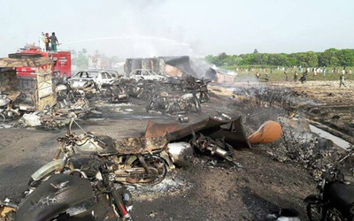 Hiện trường vụ nổ xe chở dầu ở Pakistan ngày 25/6.