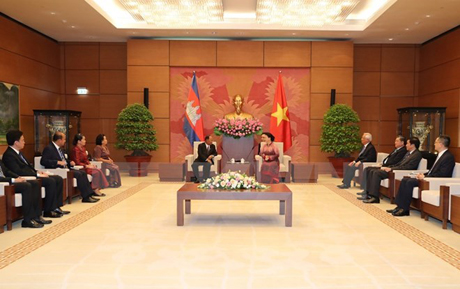Chủ tịch Quốc hội Nguyễn Thị Kim Ngân tiếp Chủ tịch Quốc hội Vương quốc Campuchia Heng Samrin.