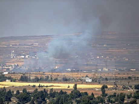 Khói bốc lên sau cuộc giao tranh ở gần thành phố Quneitra trên Cao nguyên Golan ngày 24/6.